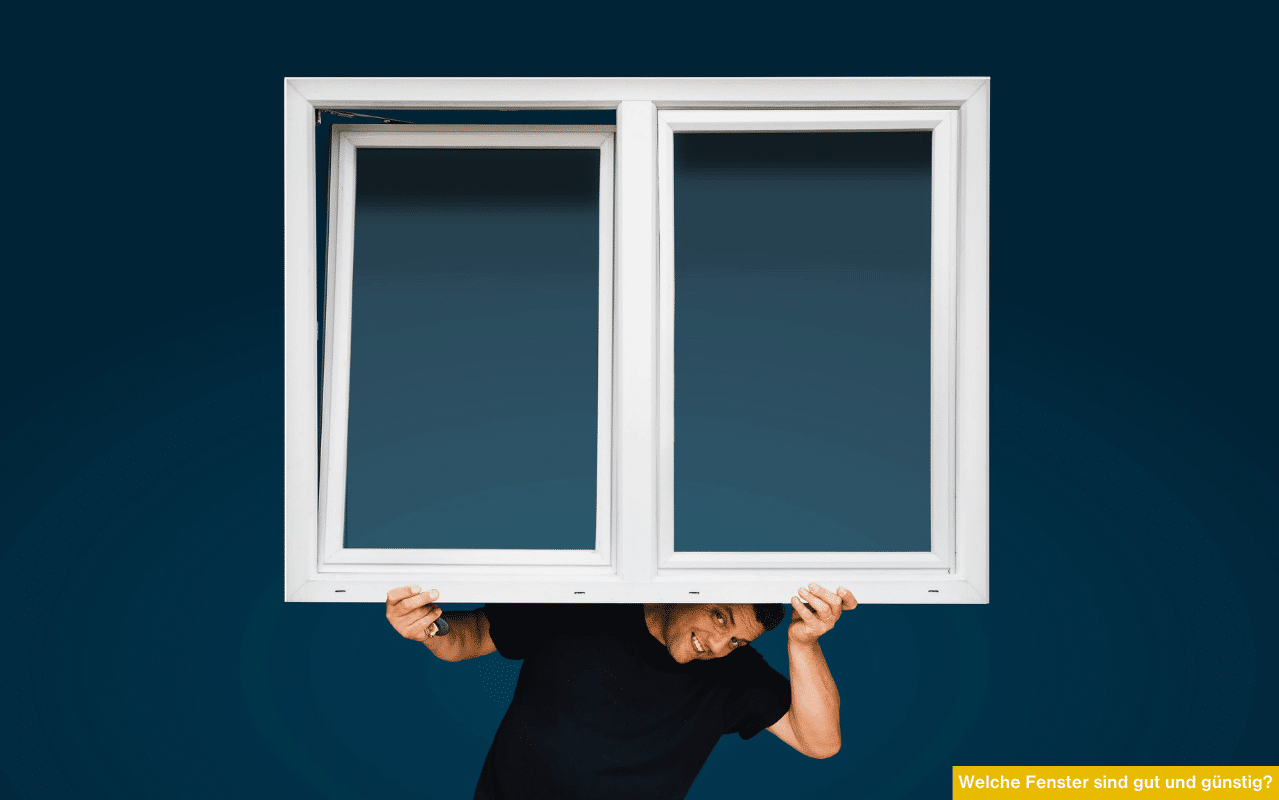 Welche Fenster sind gut und günstig Mann hält weißes Doppelfenster vor blauem Hintergrund und lächelt unter dem Rahmen hervor