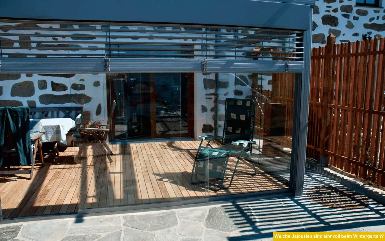 Welche Jalousien sind sinnvoll beim Wintergarten? Außenjalousien und Raffstores schützen effektiv vor Hitze und bieten modernen Sonnenschutz.