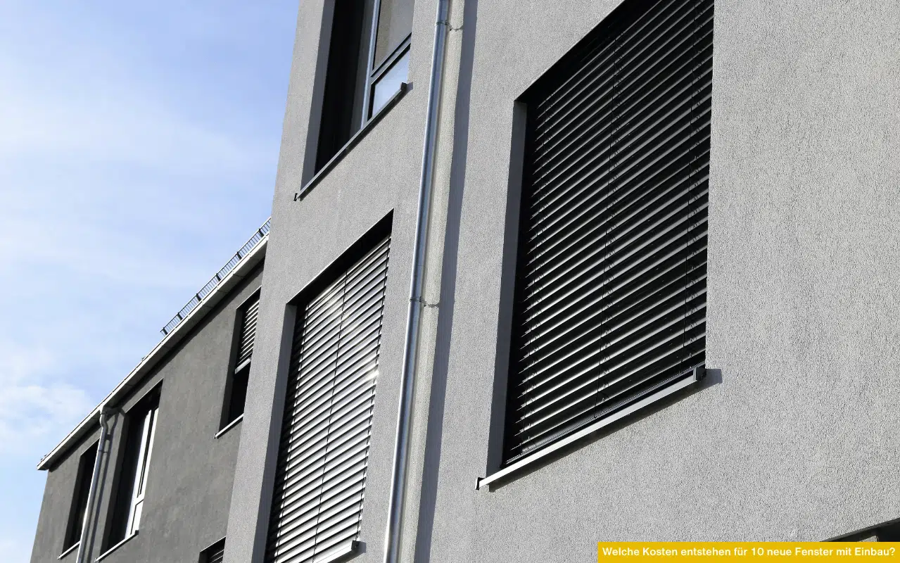 Welche Kosten entstehen für 10 neue Fenster mit Einbau? Moderne Fassade mit geschlossenen Rollläden verdeutlicht Preisfaktoren bei Fenstern.