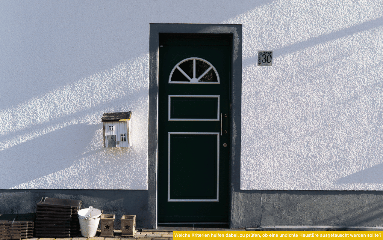 Welche Kriterien helfen, ob eine undichte Haustüre ausgetauscht werden sollte? Symbolbild grüner Haustür in weißer Fassade mit Hausnummer.