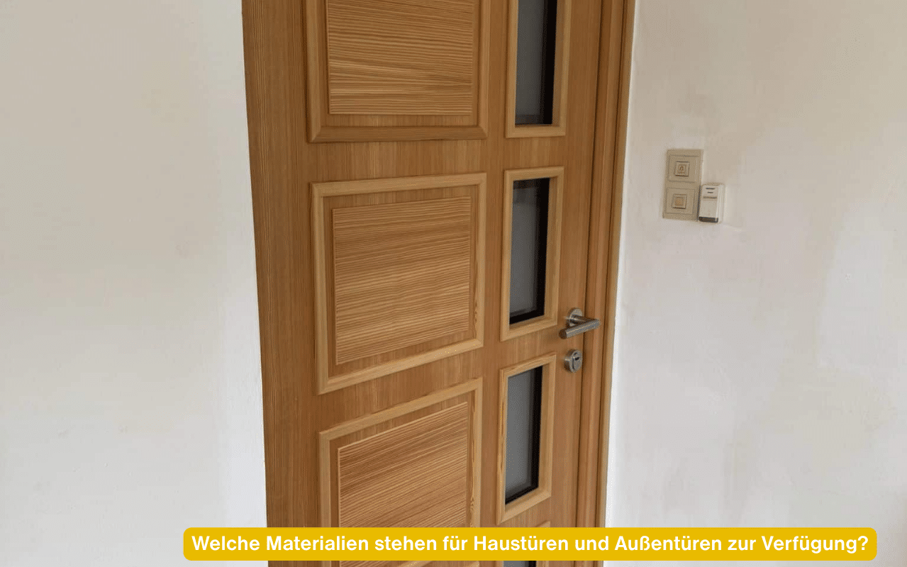 Welche Materialien stehen für Haustüren und Außentüren zur Verfügung? Haustür aus Lärchenholz mit Füllungen und schmalen Glasfeldern