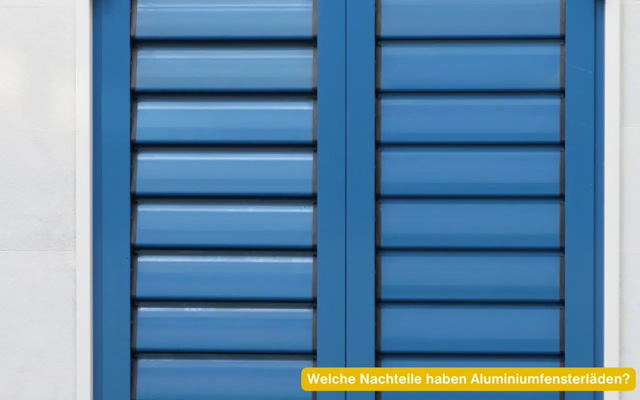 Nahaufnahme blauer Lamellenläden. Die Frage ist Welche Nachteile haben Aluminiumfensterläden bei der Anschaffung?