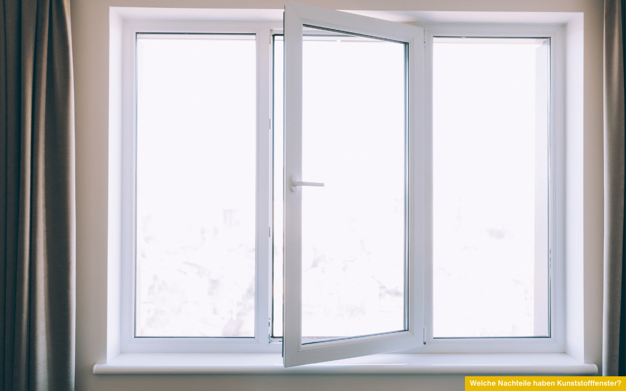 Ein weißer Kunststofffensterrahmen mit geöffnetem Flügel, viel Tageslicht fällt in den Raum.