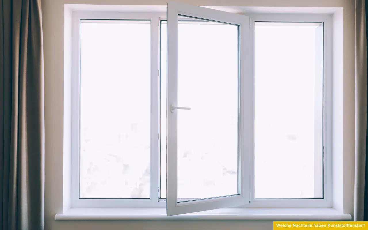 Ein weißer Kunststofffensterrahmen mit geöffnetem Flügel, viel Tageslicht fällt in den Raum.