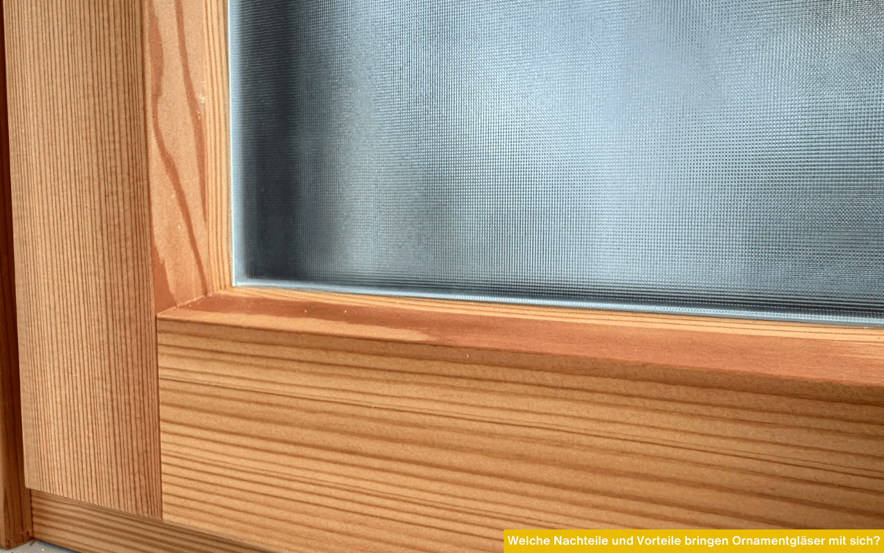 Welche Nachteile und Vorteile bringen Ornamentgläser mit sich? Nahaufnahme Holzfenster mit Ornamentglas