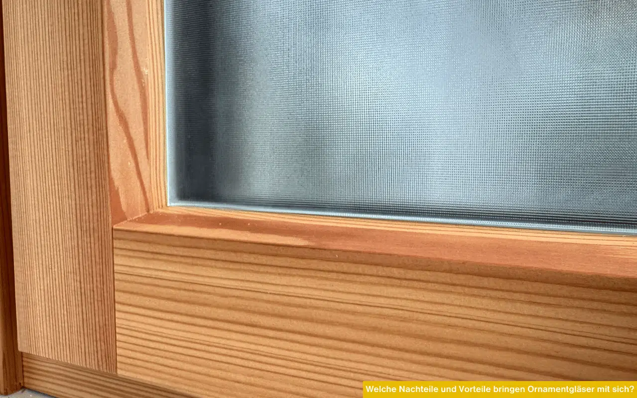 Welche Nachteile und Vorteile bringen Ornamentgläser mit sich? Nahaufnahme Holzfenster mit Ornamentglas