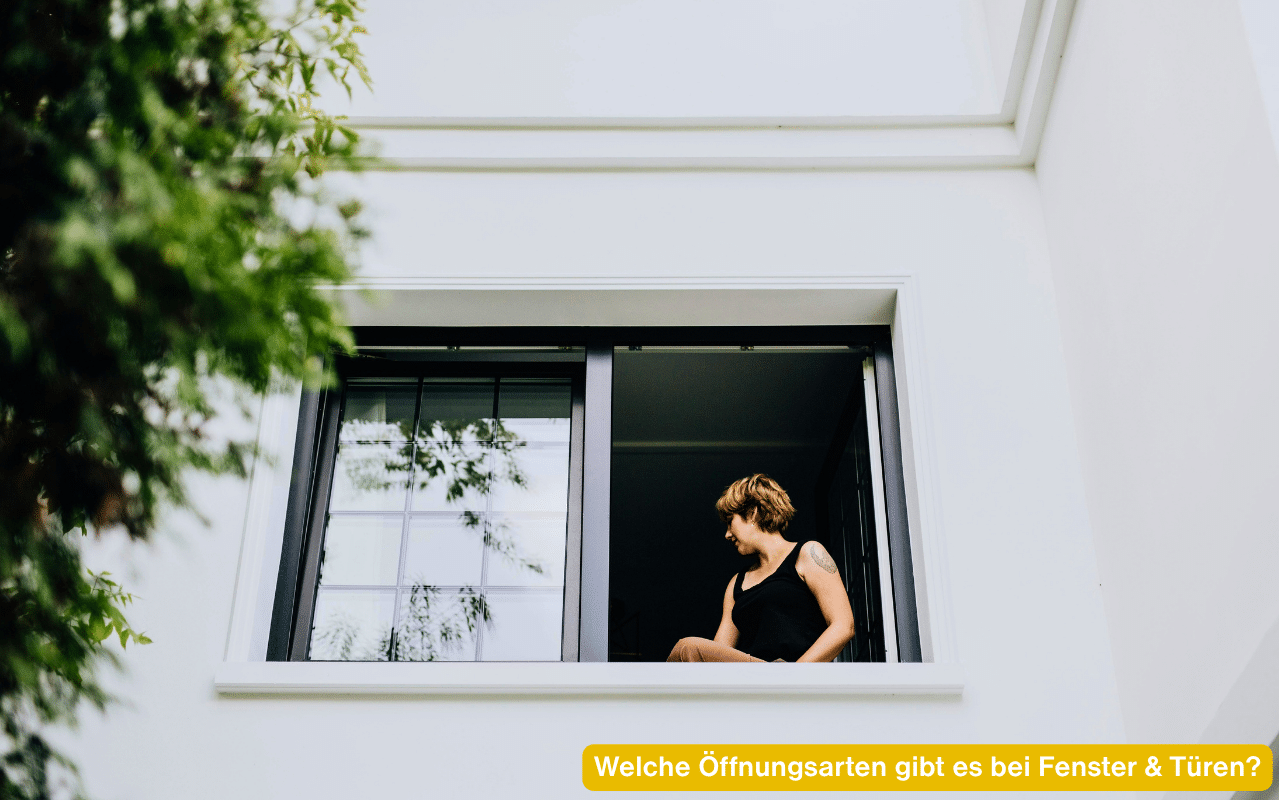 Welche Öffnungsarten gibt es bei Fenster & Türen? Geöffnetes zweiflügeliges Fenster mit Blick ins Freie