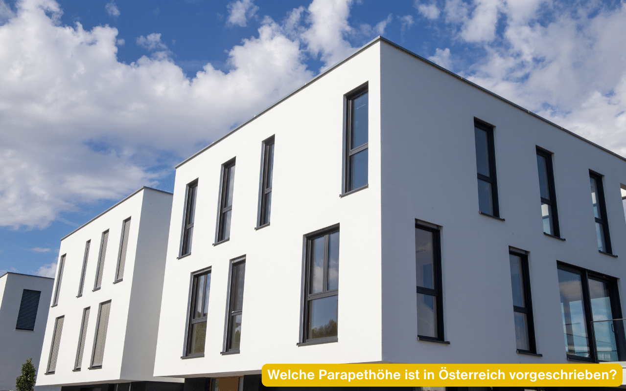 Welche Parapethöhe ist in Österreich vorgeschrieben? Weiße Fassade mit bodentiefen und hochformatigen Fenstern.
