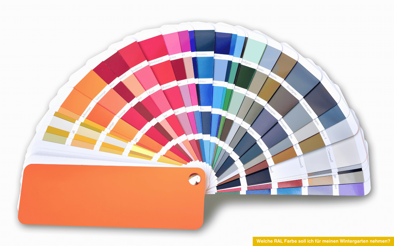 Das Bild zeigt eine aufgefächerte RAL-Farbkarte mit zahlreichen Farbtönen von Gelb über Rot bis Blau und Grau. Sie symbolisiert die große Auswahl an Pulverbeschichtungen für Wintergartenkonstruktionen aus Aluminium.