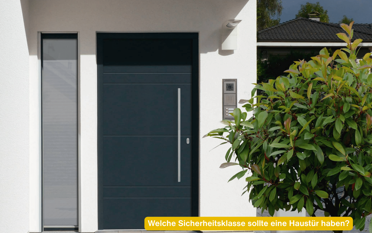 Welche Sicherheitsklasse sollte eine Haustür haben? Anthrazitfarbene Aluminium-Eingangstür mit Seitenteil an einem sanierten Altbau