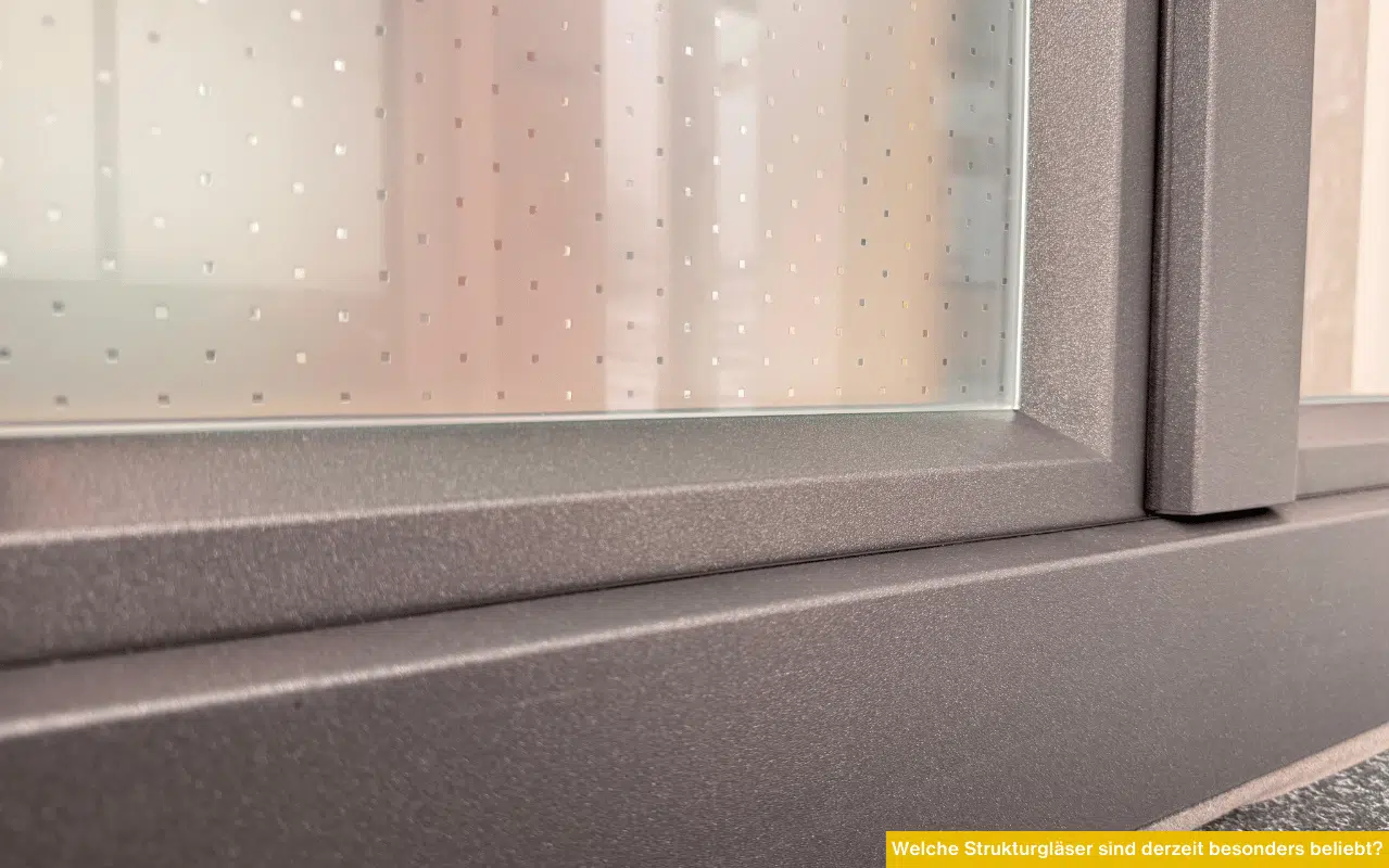Welche Strukturgläser sind derzeit besonders beliebt? Nahaufnahme Strukturglas mit Punkten im modernen Fensterprofil