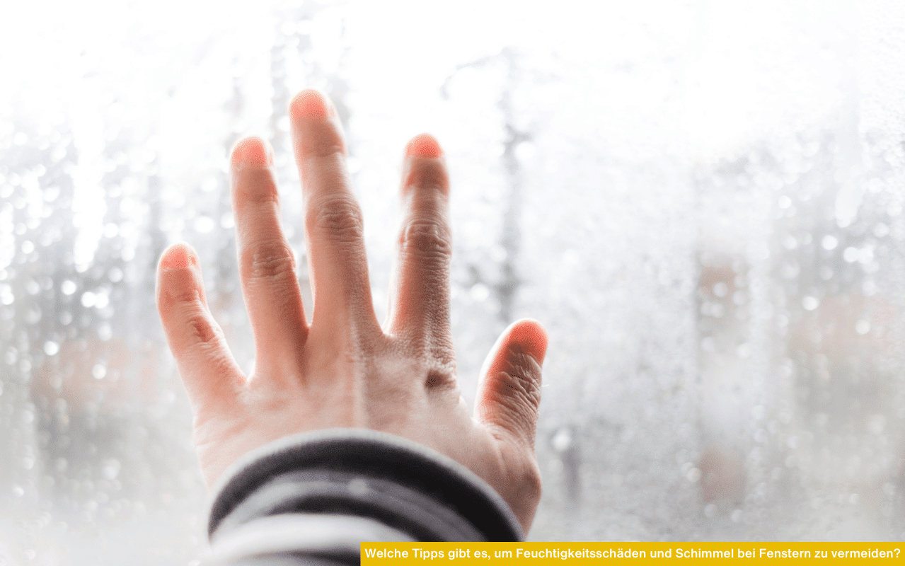 Welche Tipps gibt es, um Feuchtigkeitsschäden und Schimmel bei Fenstern zu vermeiden? Hand am beschlagenen Fenster
