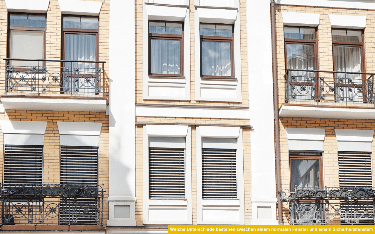 Das Bild zeigt eine helle Wohnhausfassade mit mehreren Fenstern und Balkonen. Es veranschaulicht, wie Sicherheitsfenster durch robuste Materialien, spezielle Verriegelungen und Sicherheitsgläser zusätzlichen Schutz im Vergleich zu Standardfenstern bieten.
