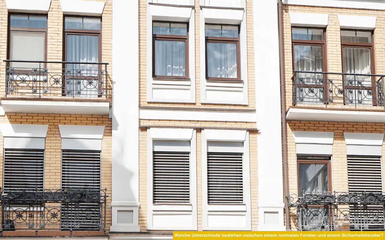 Das Bild zeigt eine helle Wohnhausfassade mit mehreren Fenstern und Balkonen. Es veranschaulicht, wie Sicherheitsfenster durch robuste Materialien, spezielle Verriegelungen und Sicherheitsgläser zusätzlichen Schutz im Vergleich zu Standardfenstern bieten.
