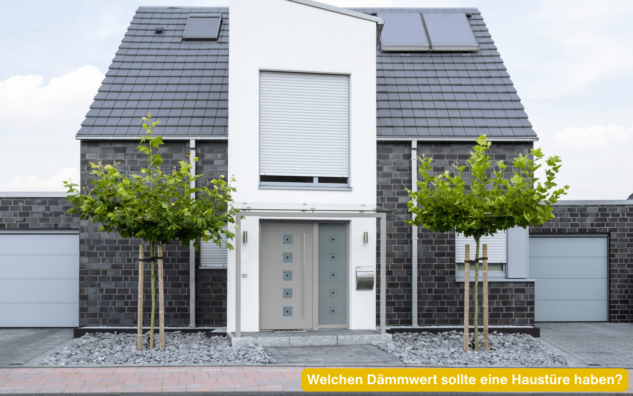 Welchen Dämmwert sollte eine Haustüre haben? Moderner Neubau mit grauer Alu-Haustür zwischen zwei jungen Bäumen
