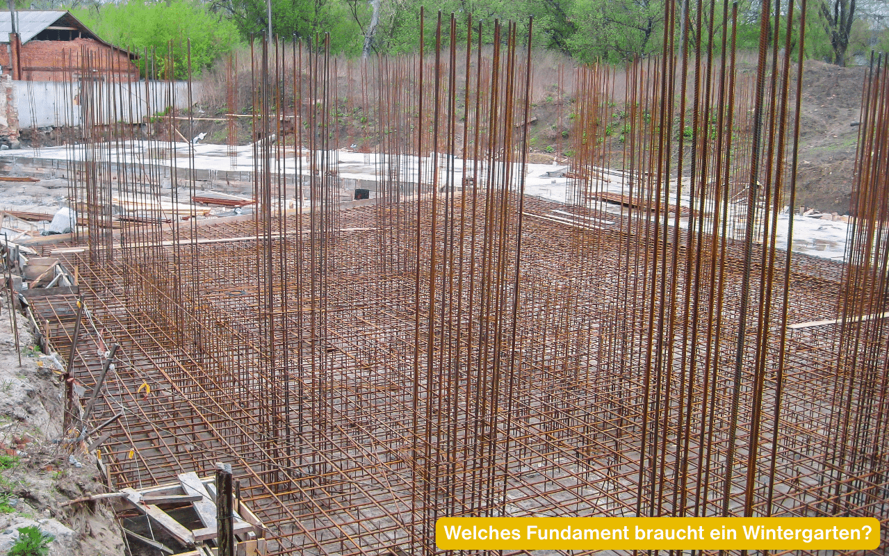Welches Fundament braucht ein Wintergarten? Bewehrungsstahl für eine Fundamentplatte auf der Baustelle