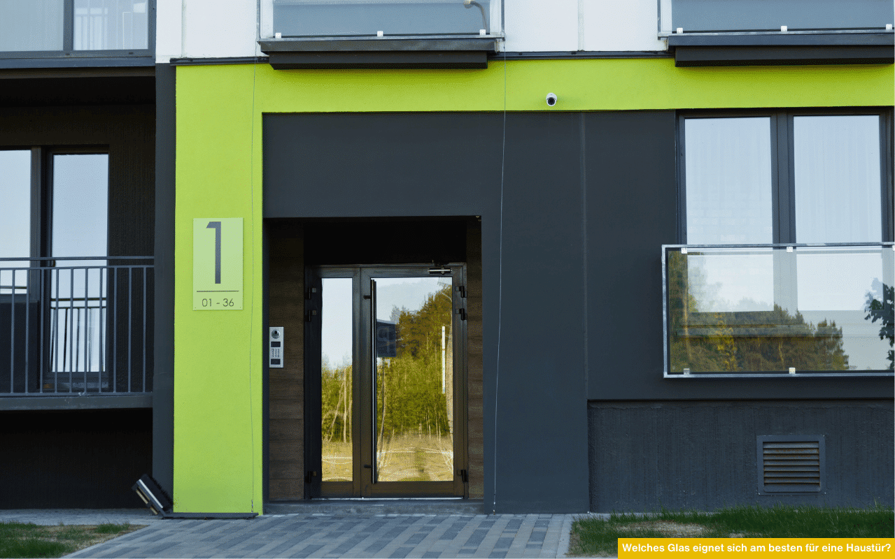 Welches Glas eignet sich am besten für eine Haustür zeigt einen modernen Hauseingang mit Glaselementen in der Haustür und umliegenden Fenstern.