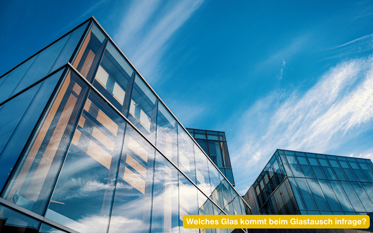 Welches Glas kommt beim Glastausch infrage – moderne Glasfassade aus der Untersicht mit Spiegelung des blauen Himmels