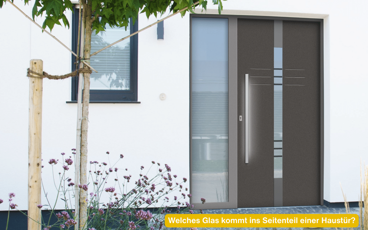 Welches Glas kommt ins Seitenteil einer Haustür? Graue Haustür mit Seitenteil aus satiniertem Glas