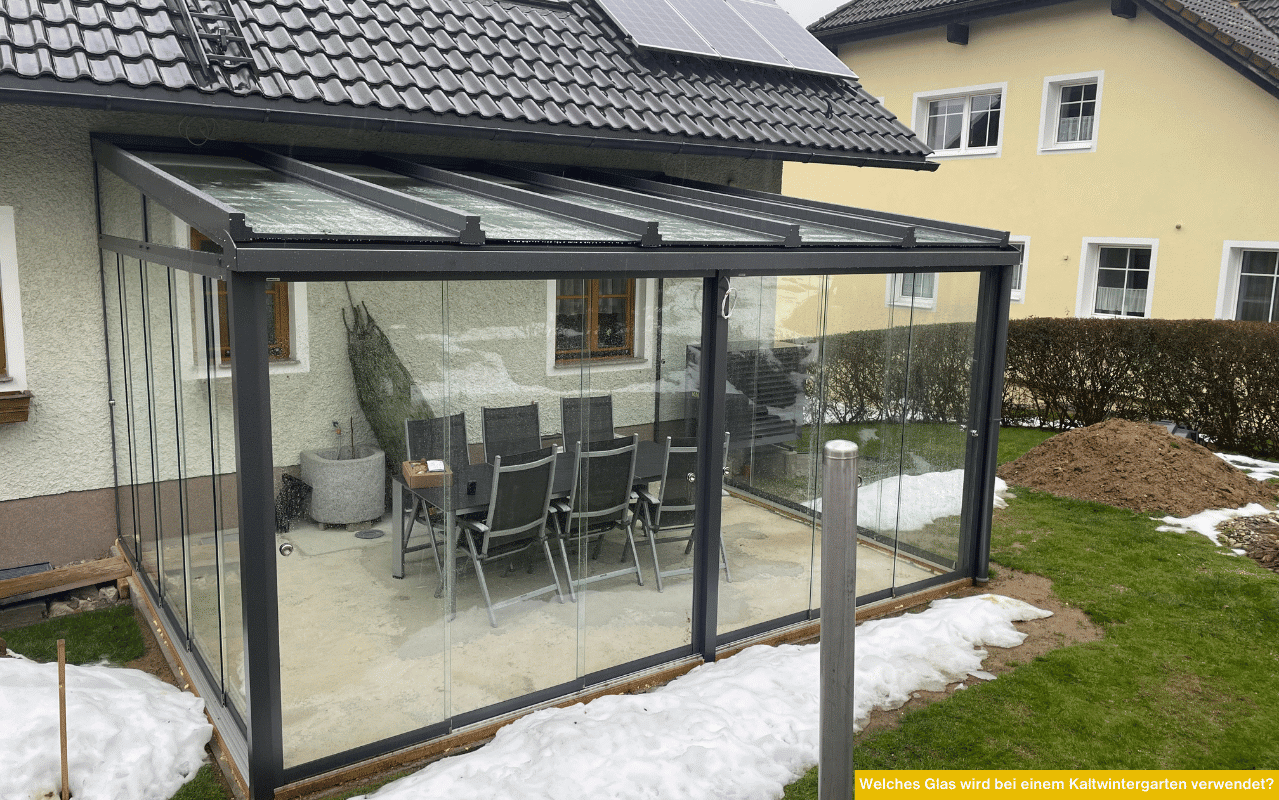 Bei einem Kaltwintergarten werden im Dach meist VSG-Verbundsicherheitsgläser und für hohe Schiebetüren ESG-Sicherheitsgläser verwendet. Die Glasdicke hängt von Statik, Schneelast und der jeweiligen Konstruktion ab.