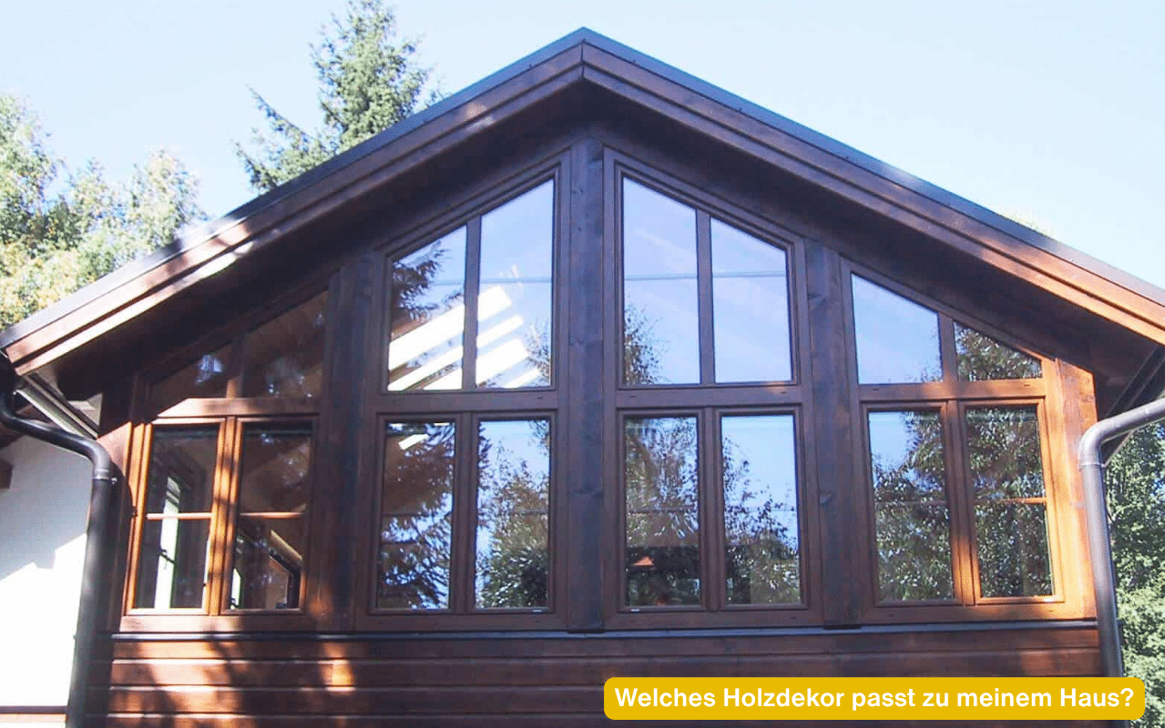 Welches Holzdekor passt zu meinem Haus? Giebelverglasung mit Kunststofffenstern im Dekor Golden Oak
