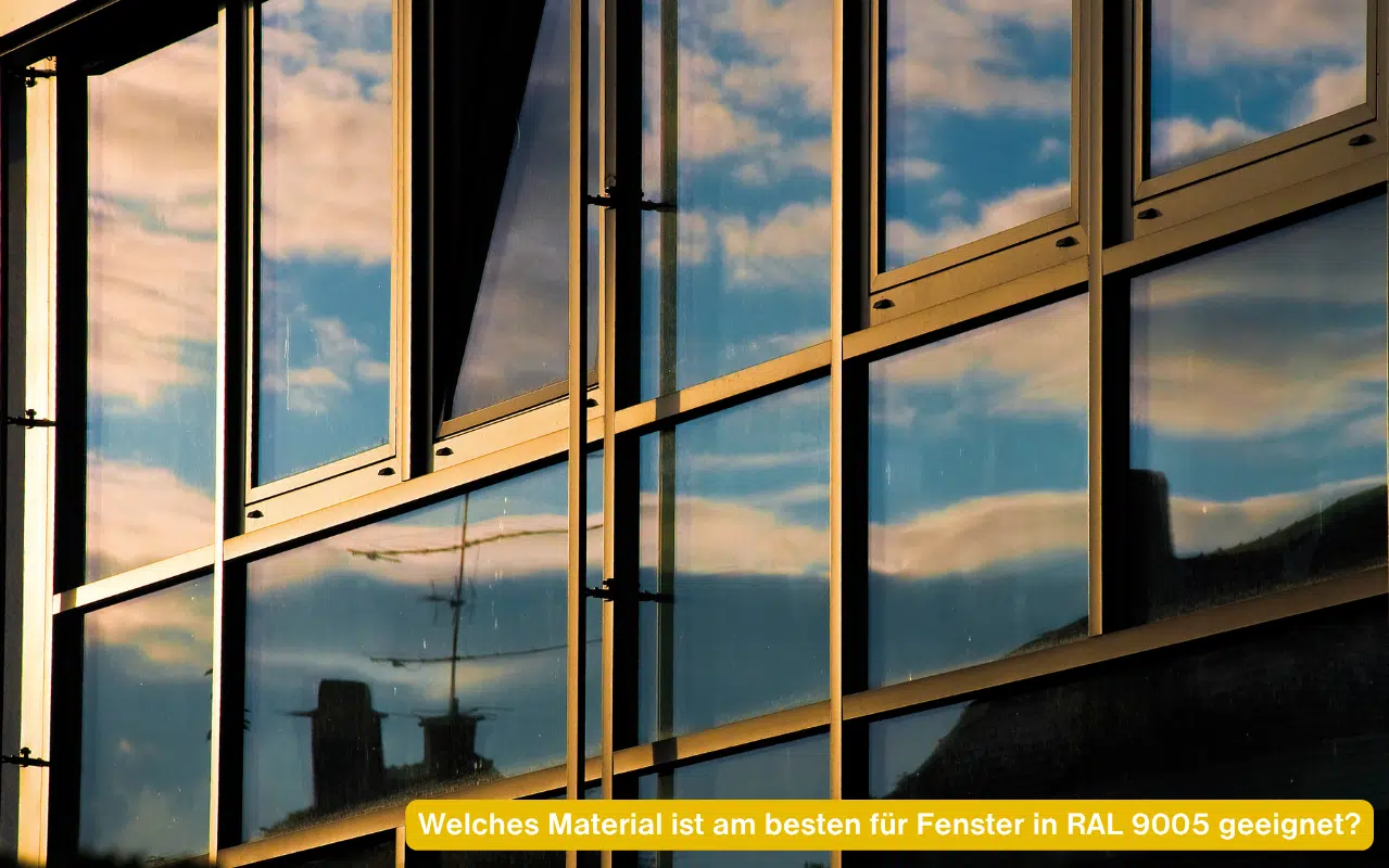 Moderne Glasfassade mit Spiegelung: Welches Material ist am besten für Fenster in RAL 9005 geeignet?