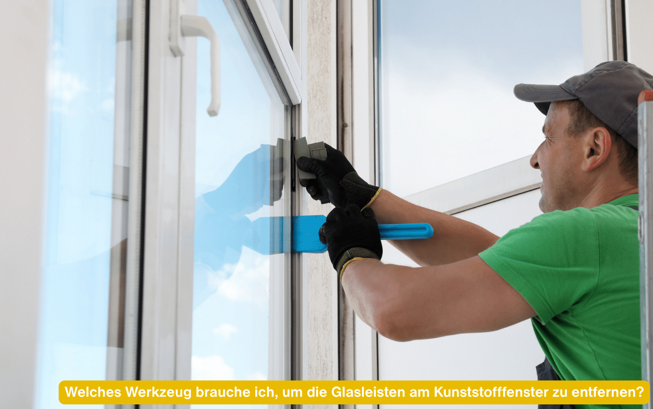 Welches Werkzeug brauche ich, um die Glasleisten am Kunststofffenster zu entfernen? Monteur hebelt Glasleiste mit Keil aus