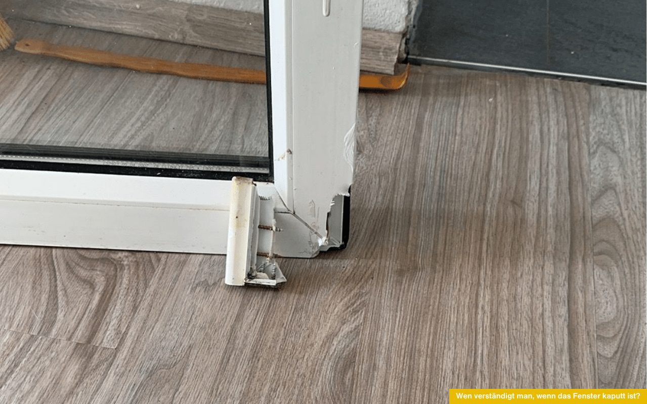 Wen verständigt man, wenn das Fenster kaputt ist? Beschädigter Flügelrahmen aus Kunststoff bei defektem Fensterelement im Innenbereich.