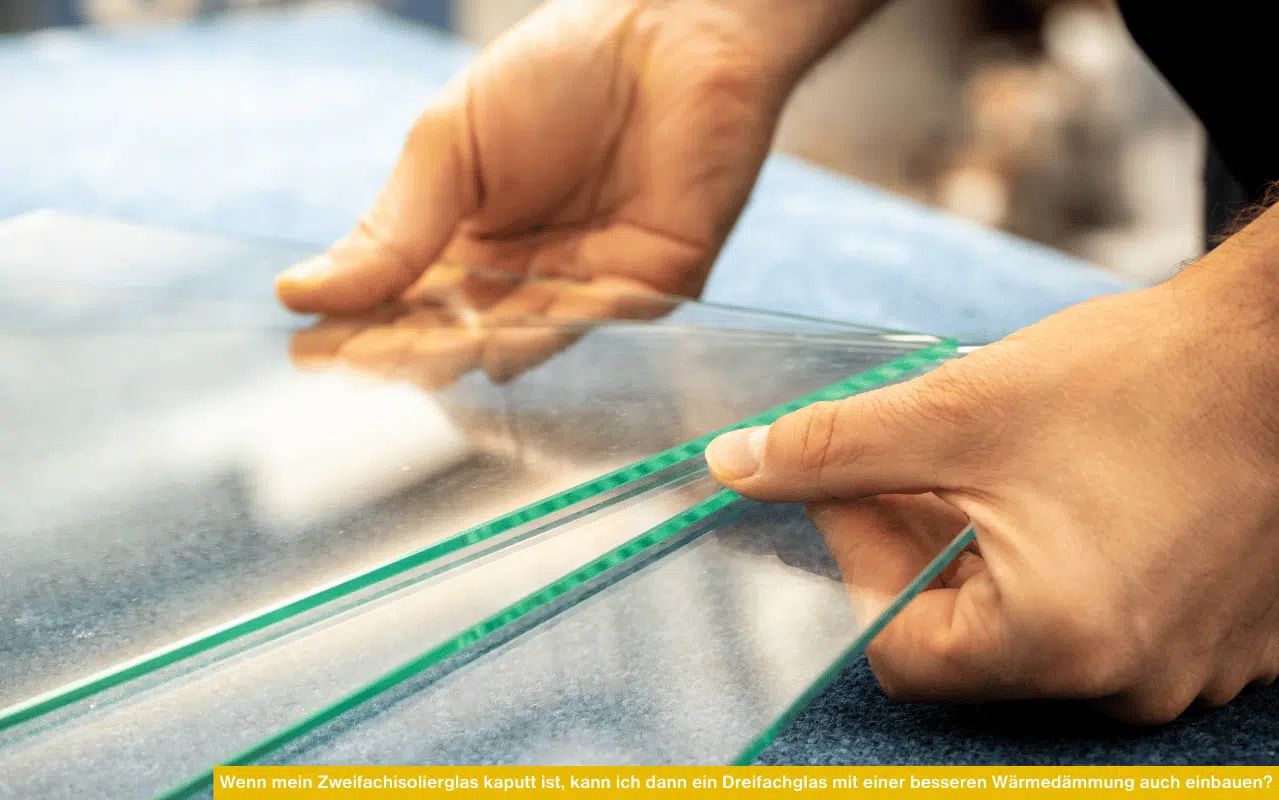 Wenn mein Zweifachisolierglas kaputt ist kann ich dann ein Dreifachglas mit besserer Wärmedämmung auch einbauen zeigt Hände mit Glaselementen