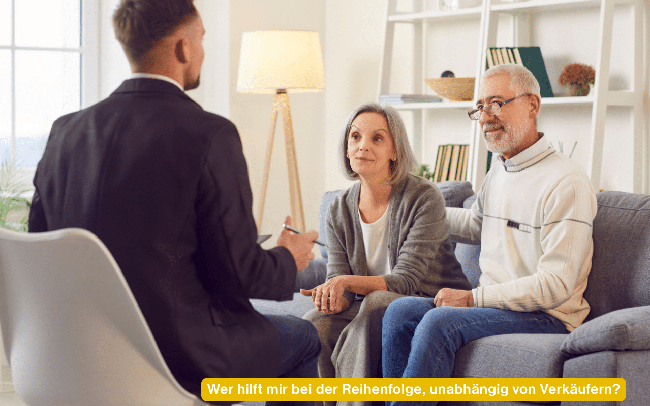 Wer hilft mir bei der Reihenfolge, unabhängig von Verkäufern? Berater im Gespräch mit einem älteren Ehepaar im Wohnzimmer