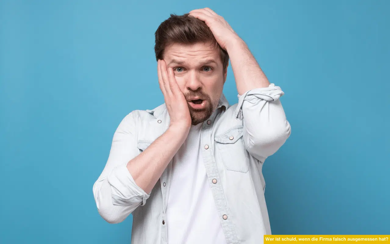 Wer ist schuld, wenn die Firma falsch ausgemessen hat? Bild zeigt einen schockierten Mann, der wegen falschem Aufmaß überrascht wirkt.