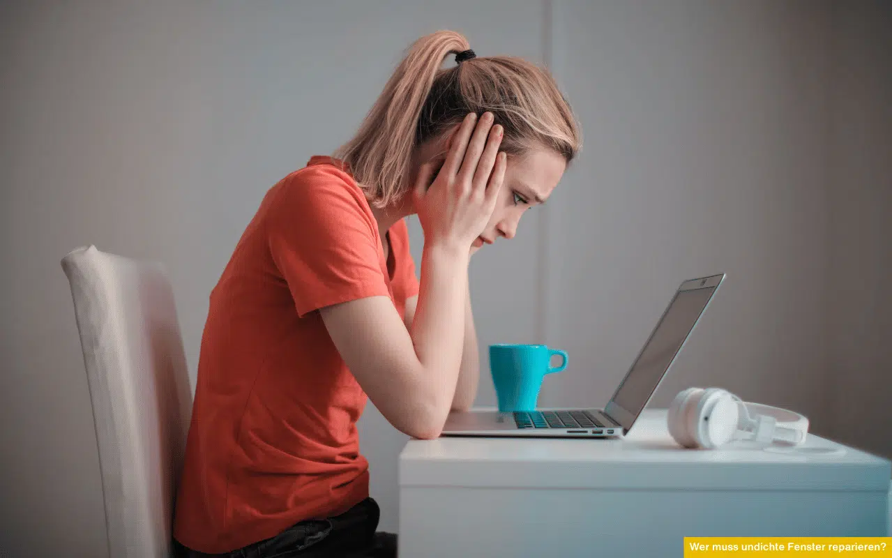 Für die Reparatur undichter Fenster ist in der Regel der Vermieter verantwortlich. Bei neuen Fenstern haftet die Fensterfirma. Mieter sollten vor eigenständigen Schritten immer Rücksprache mit dem Eigentümer halten.