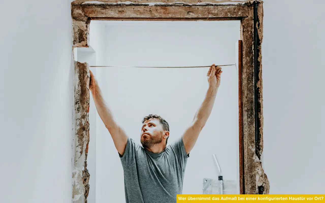 Wer übernimmt das Aufmaß bei einer konfigurierten Haustür vor Ort? Fachmonteur prüft Maße der Haustüröffnung