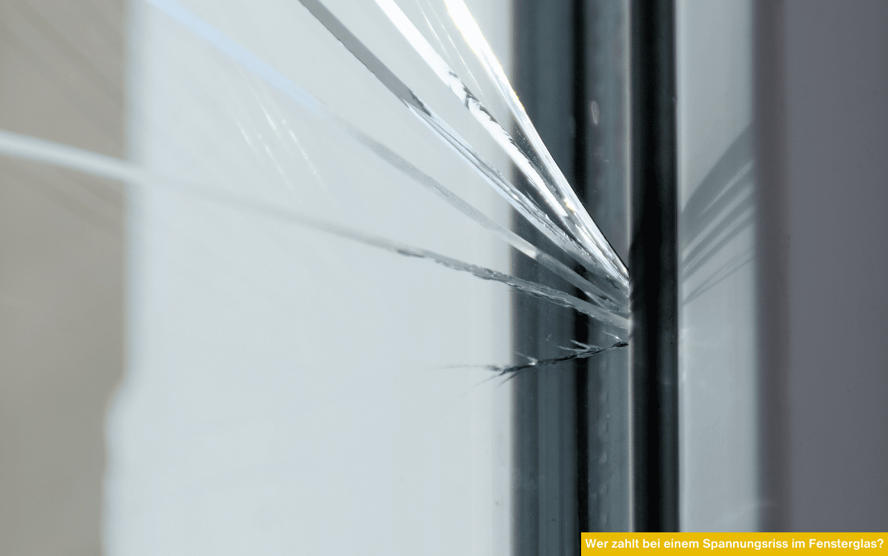 Wer zahlt bei einem Spannungsriss im Fensterglas zeigt Nahaufnahme eines gerissenen Fensterglases mit sichtbaren Spannungslinien.