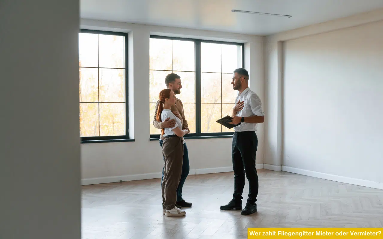 Ein Vermieter und ein Mieterpaar besprechen in einem hellen Raum die Ausstattung der Fenster.