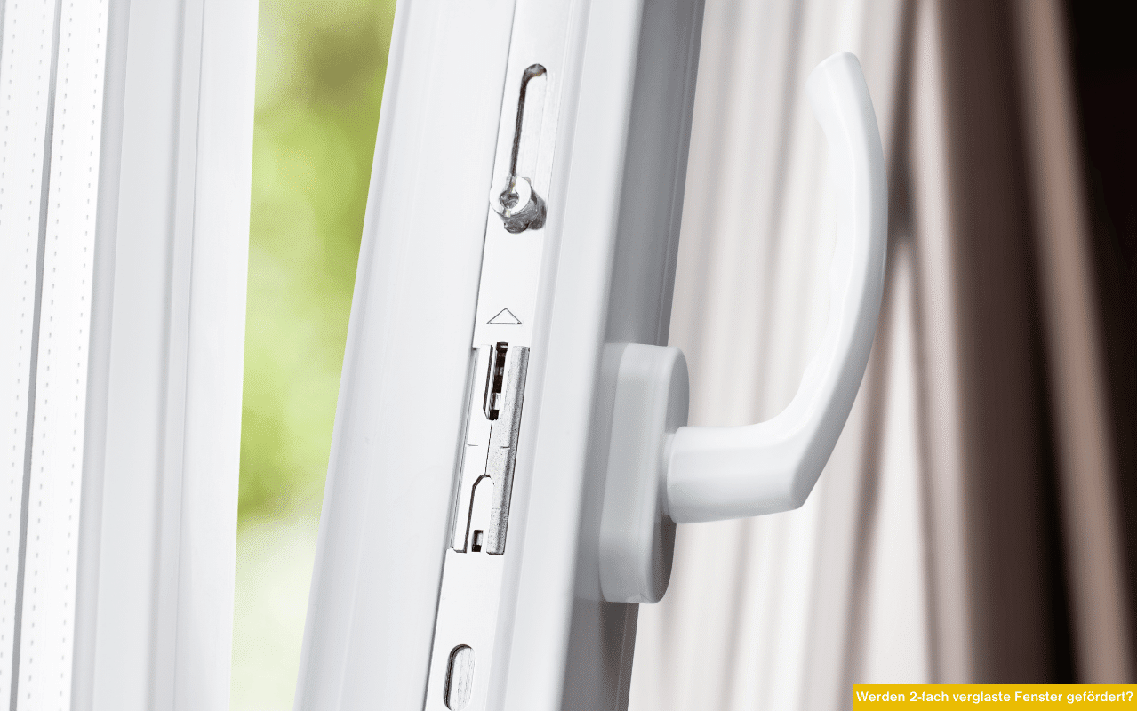 Werden 2-fach verglaste Fenster gefördert? Detailaufnahme weißer Fensterrahmen mit Griff zeigt Verglasung und Beschlag.