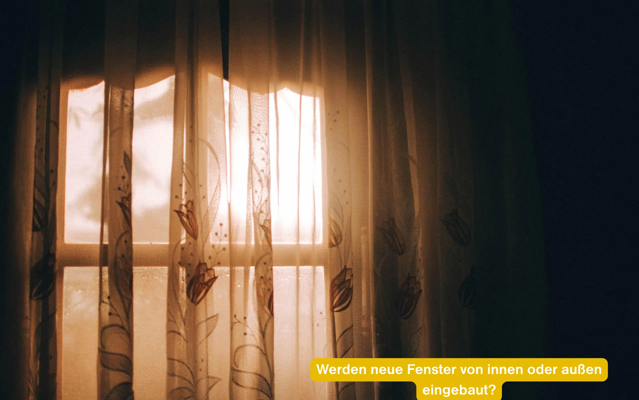 Werden neue Fenster von innen oder außen eingebaut? Blick von innen durch helle Vorhänge auf ein sonniges Fenster.