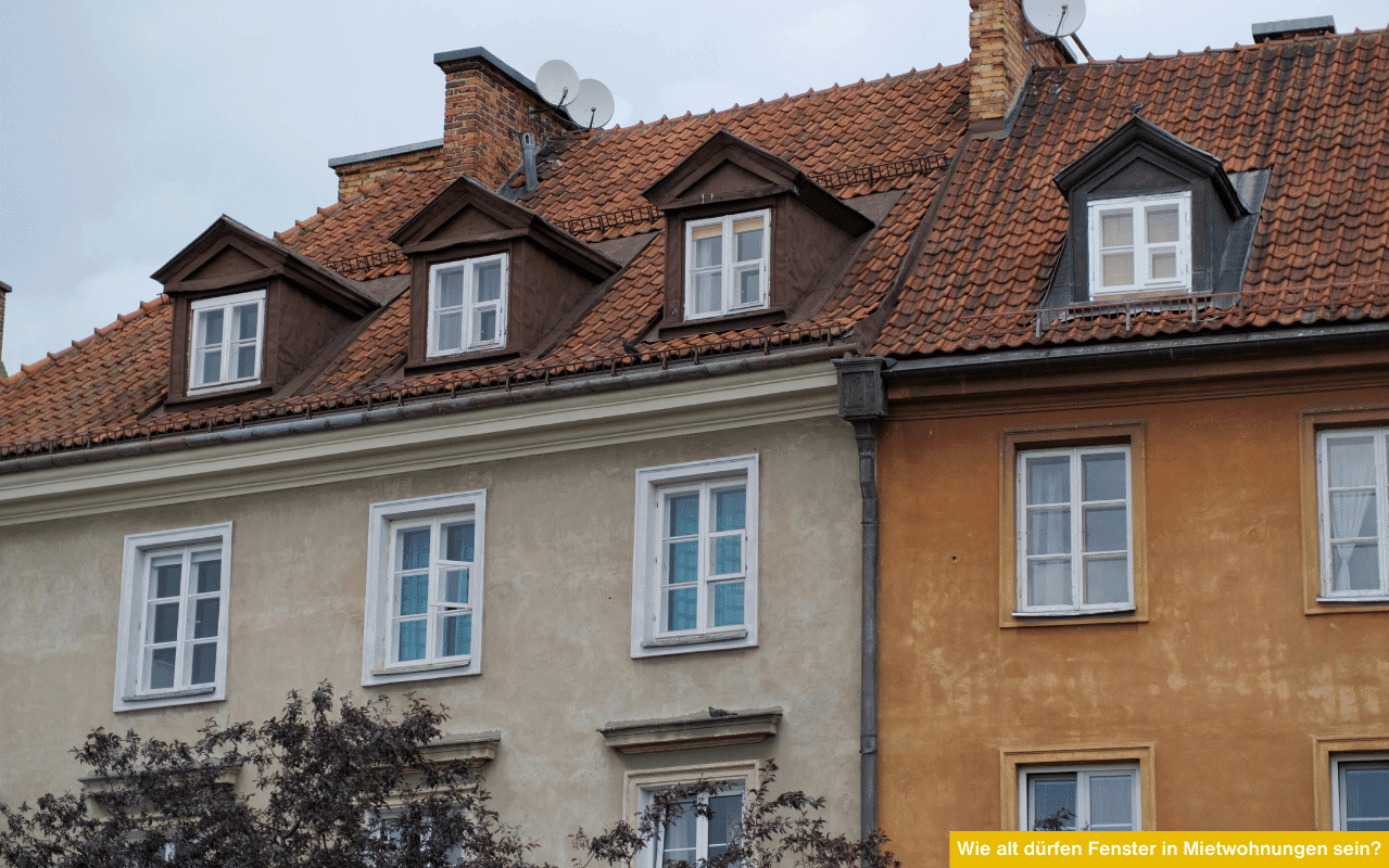 Wie alt dürfen Fenster in Mietwohnungen sein? Mehrfamilienhaus mit älteren Fenstern und Dachgauben