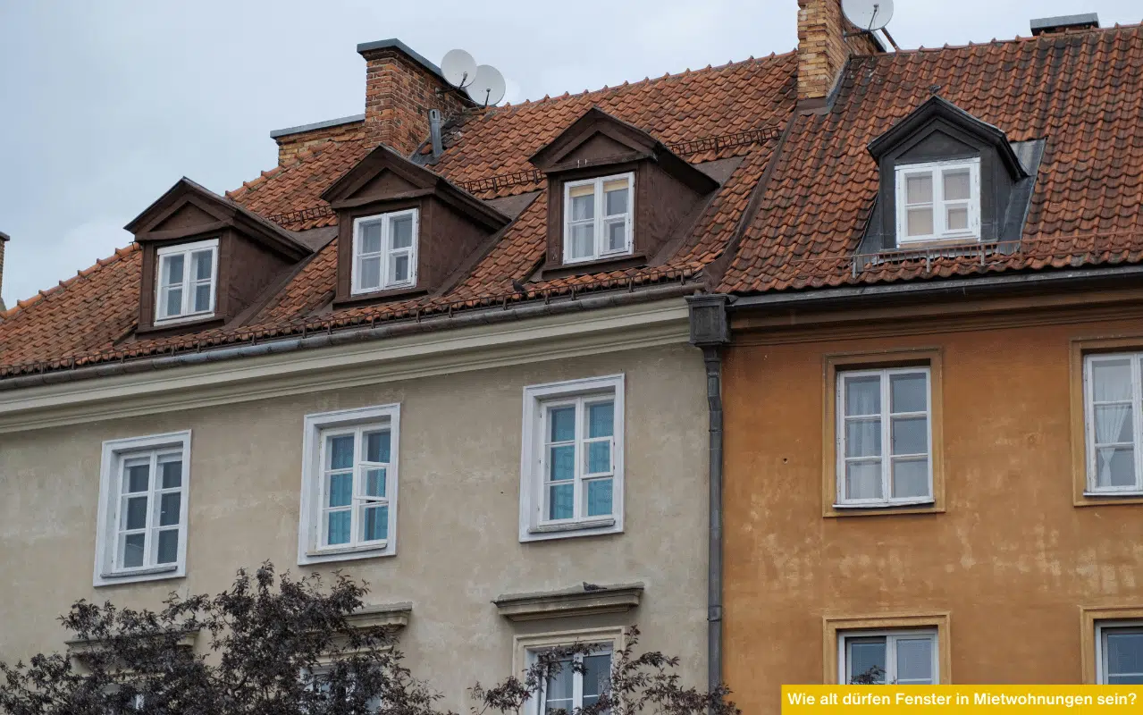 Wie alt dürfen Fenster in Mietwohnungen sein? Mehrfamilienhaus mit älteren Fenstern und Dachgauben