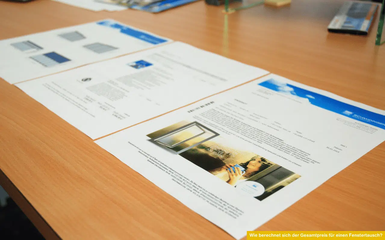 Wie berechnet sich der Gesamtpreis für einen Fenstertausch? Abgebildet sind detaillierte Angebote und Preisübersichten auf einem Tisch.