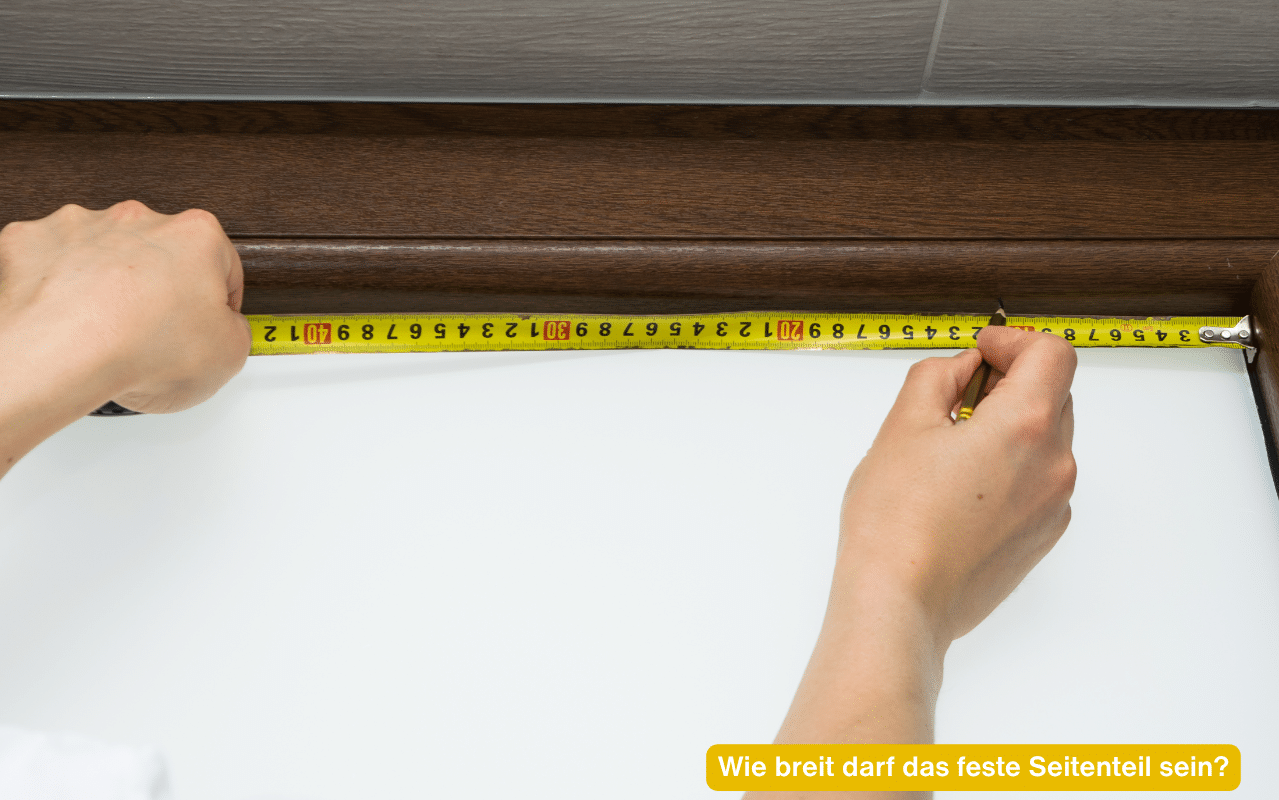 Wie breit darf das feste Seitenteil sein? Hände messen mit einem Maßband die Breite eines Fensterrahmens