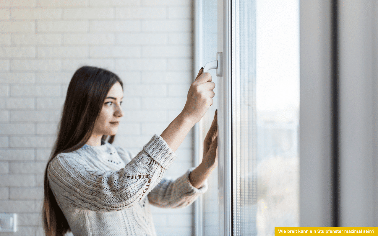 Wie breit kann ein Stulpfenster maximal sein? Bild zeigt Frau beim Öffnen eines großen weißen Stulpfensters.