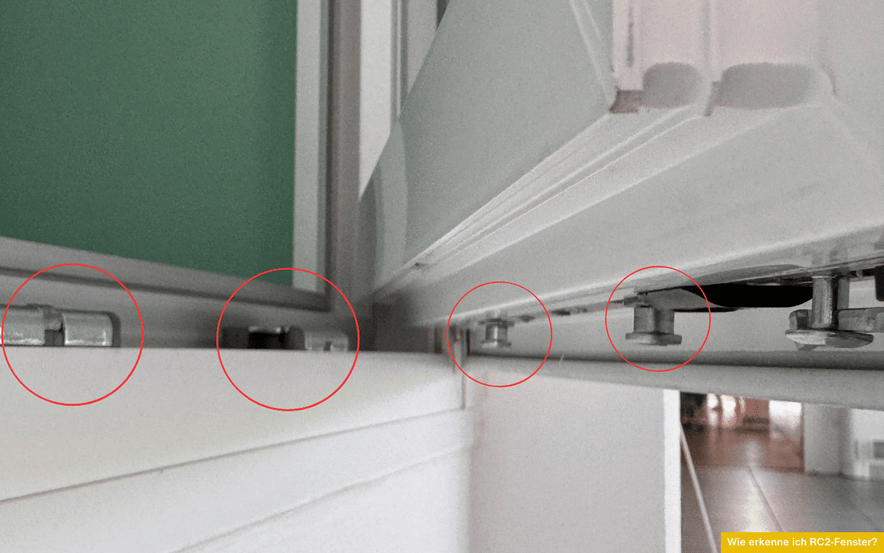 Nahaufnahme eines geöffneten Fensters mit mehreren Pilzkopfverriegelungen und Sicherheitsschließteilen im Rahmen.