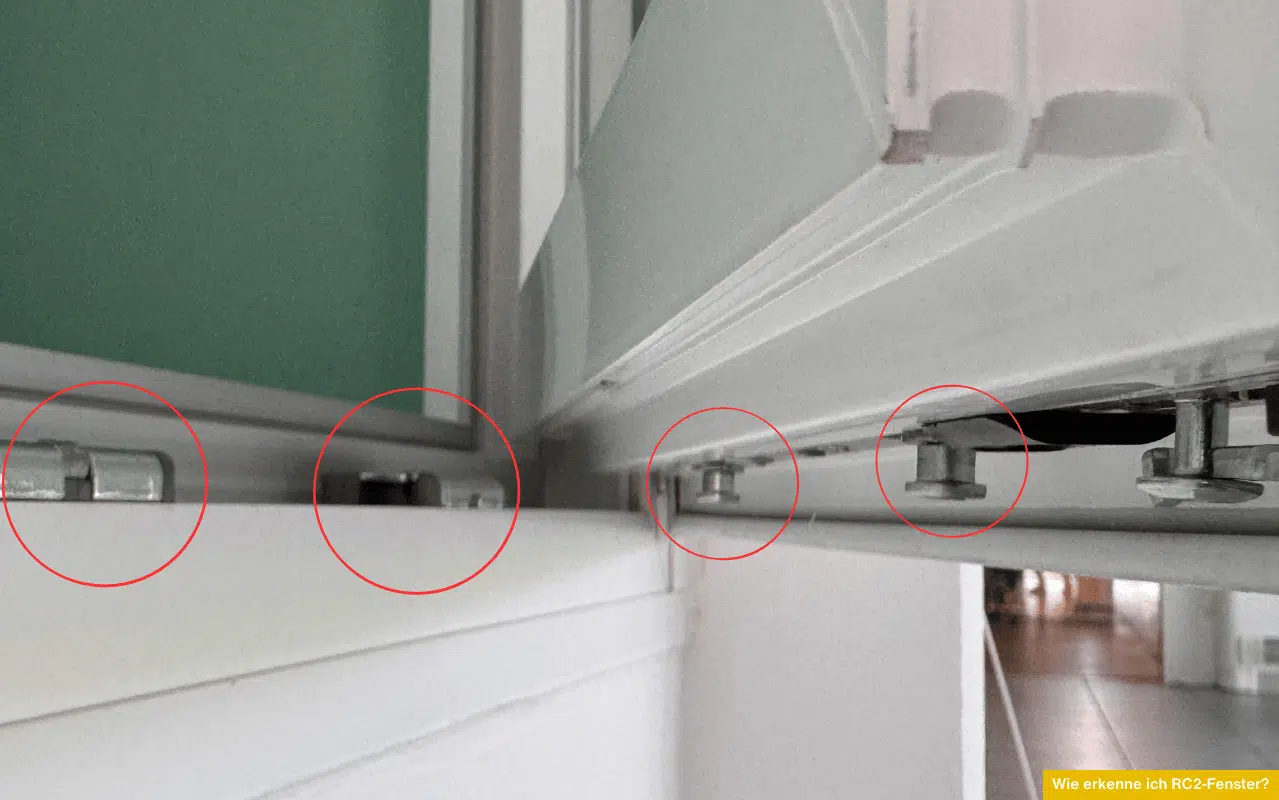 Nahaufnahme eines geöffneten Fensters mit mehreren Pilzkopfverriegelungen und Sicherheitsschließteilen im Rahmen.