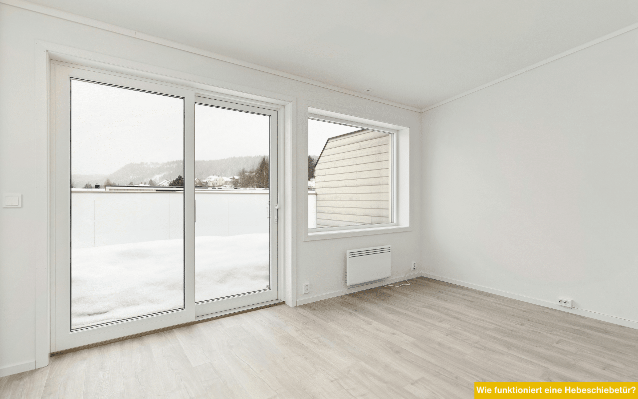 Ein helles, modernes Wohnzimmer mit Holzfußboden und einer großen Hebeschiebetür aus Glas. Durch die Tür sieht man eine verschneite Landschaft und ein Holzhaus.
