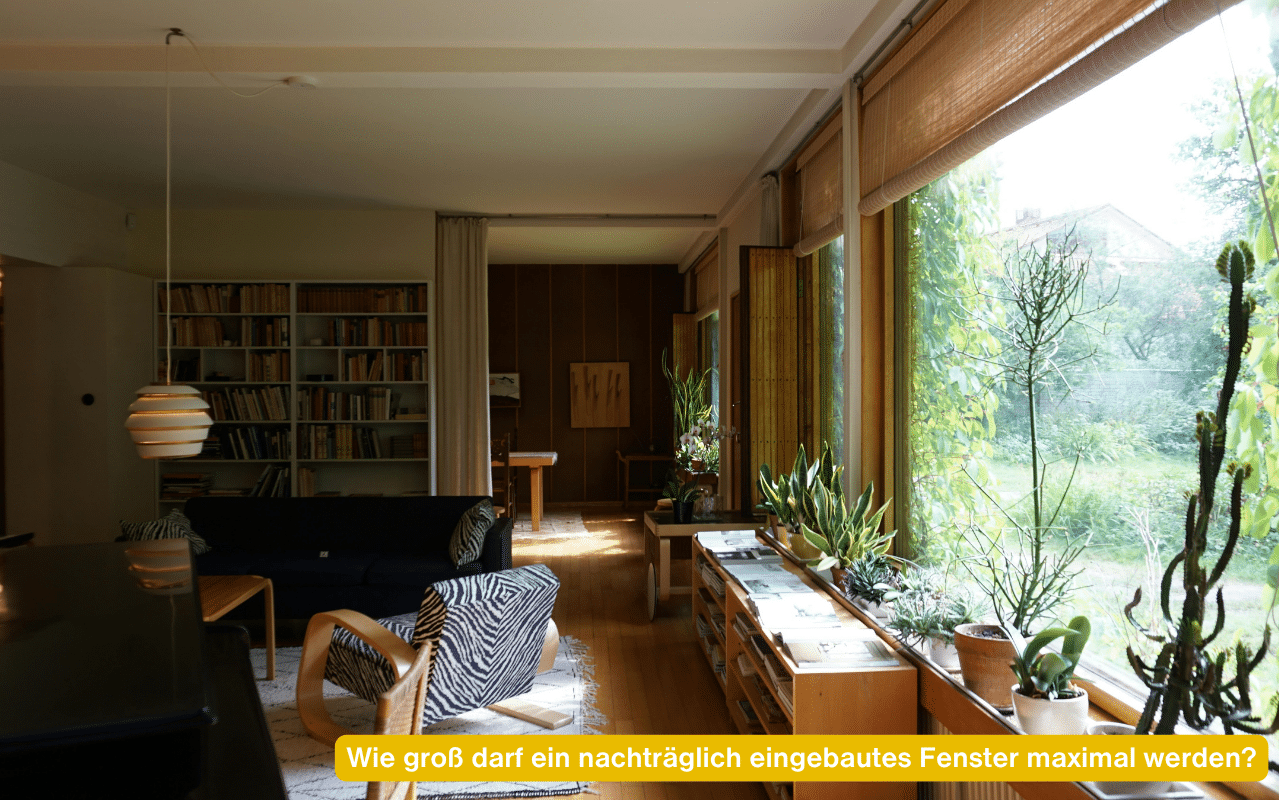 Wie groß darf ein nachträglich eingebautes Fenster maximal werden – Wohnzimmer mit bodentiefer Fensterfront und Blick in den Garten