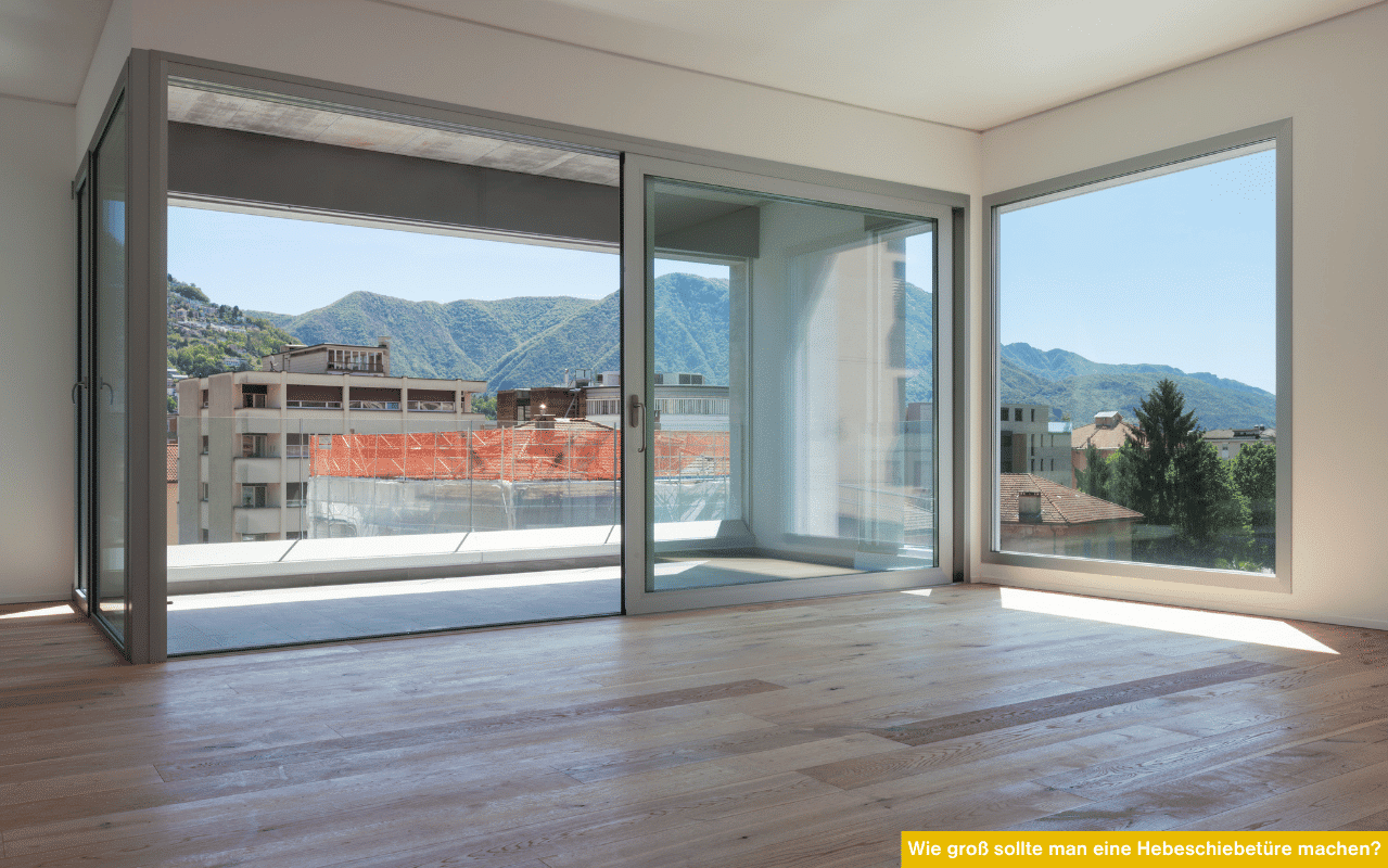 Wie groß sollte man eine Hebeschiebetüre machen moderner Wohnraum mit großer Glasfront und Ausblick auf Berge und Stadt.