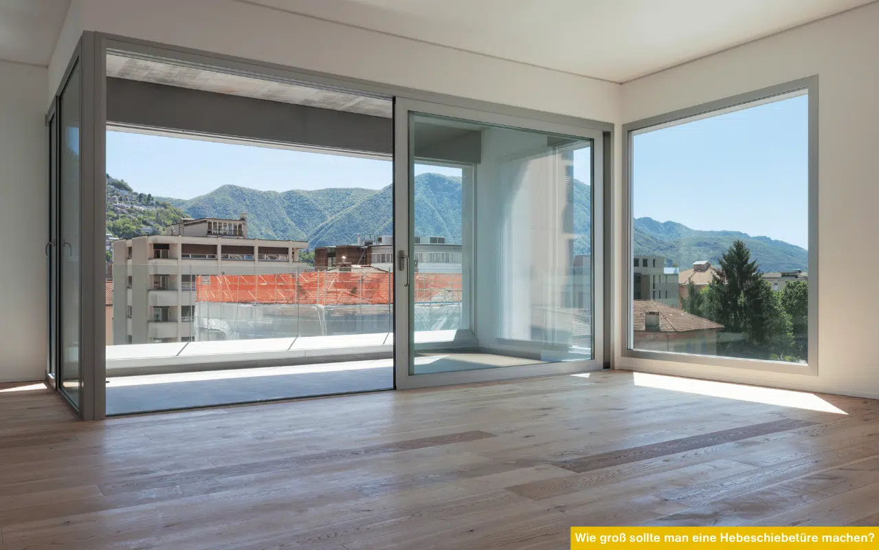 Wie groß sollte man eine Hebeschiebetüre machen moderner Wohnraum mit großer Glasfront und Ausblick auf Berge und Stadt.