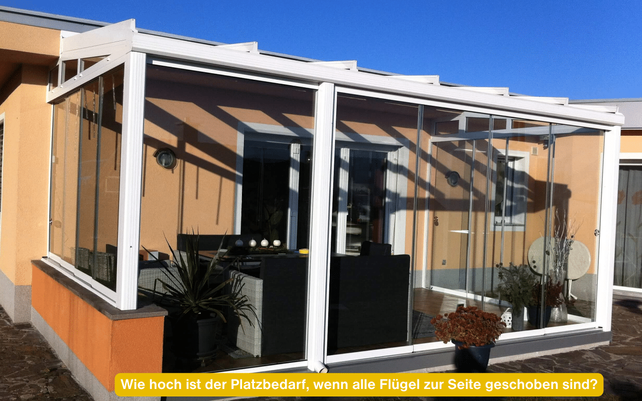 Wie hoch ist der Platzbedarf, wenn alle Flügel zur Seite geschoben sind? Weißer Sommergarten mit Sunflex SF 25 Schiebe-Dreh-Verglasung