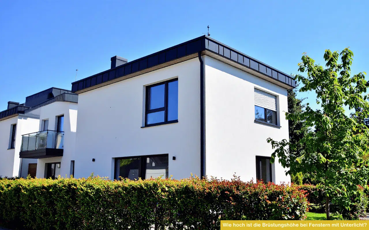 Wie hoch ist die Brüstungshöhe bei Fenstern mit Unterlicht modernes Haus mit Fenstern und klarer Fassadengestaltung.